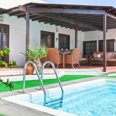 Villa Sleeps 8 Pool Air Con Wifi